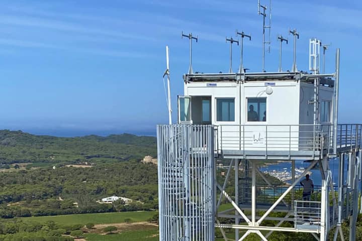 Un sémaphore provisoire sur l’Île de Porquerolles : Watt mobilise son savoir-faire